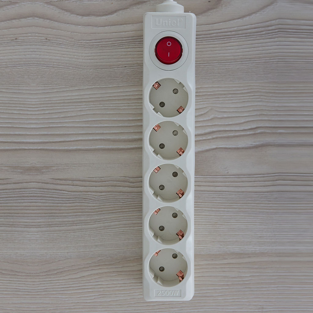 S-GSU5-3 IVORY Cетевой фильтр серии Universal, 3м (Пвс 3*0,75), 5 гнезд, с/з. 10А. Защита от перенапряжения, короткого замыкания. TM Uniel.