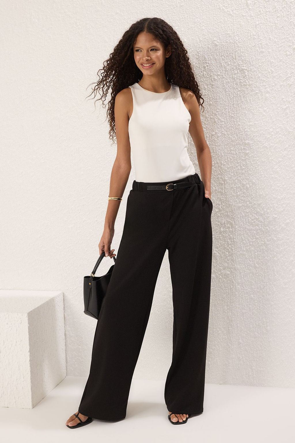 TRENDYOLMILLA Siyah Kemer Detayl? Wideleg/Genis Kesim Pantolon TWOSS25PL00059