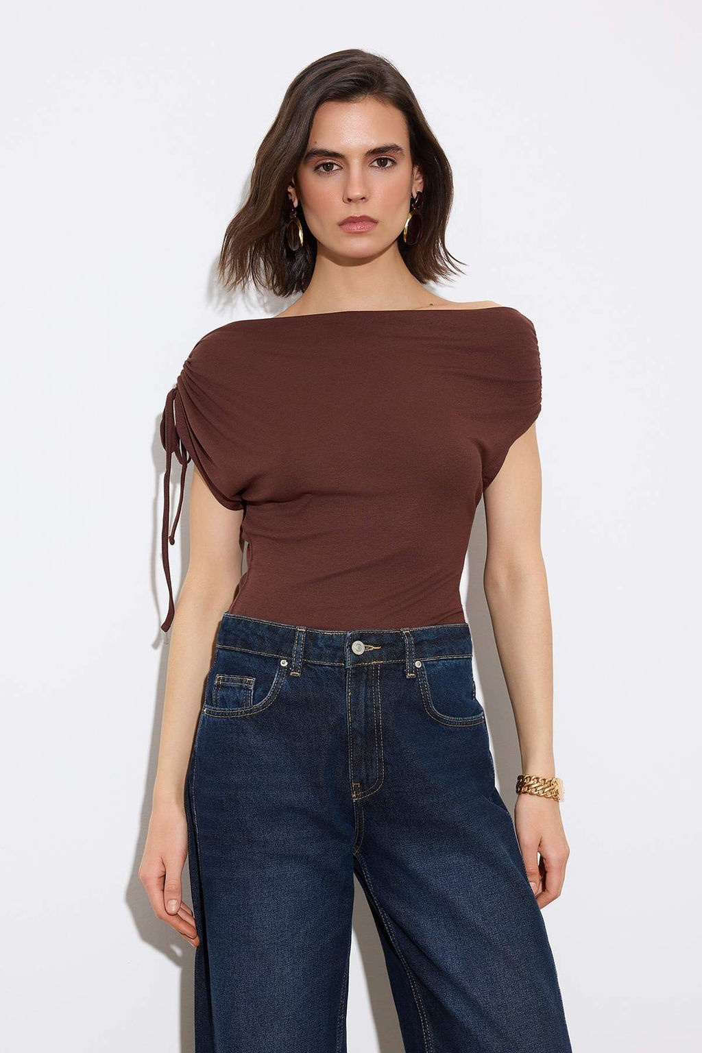 Limited Edition Kahverengi Normal Kal?p Asimetrik Yaka Buzgulu Yumusak Orme Bluz TWOSS26BZ00525