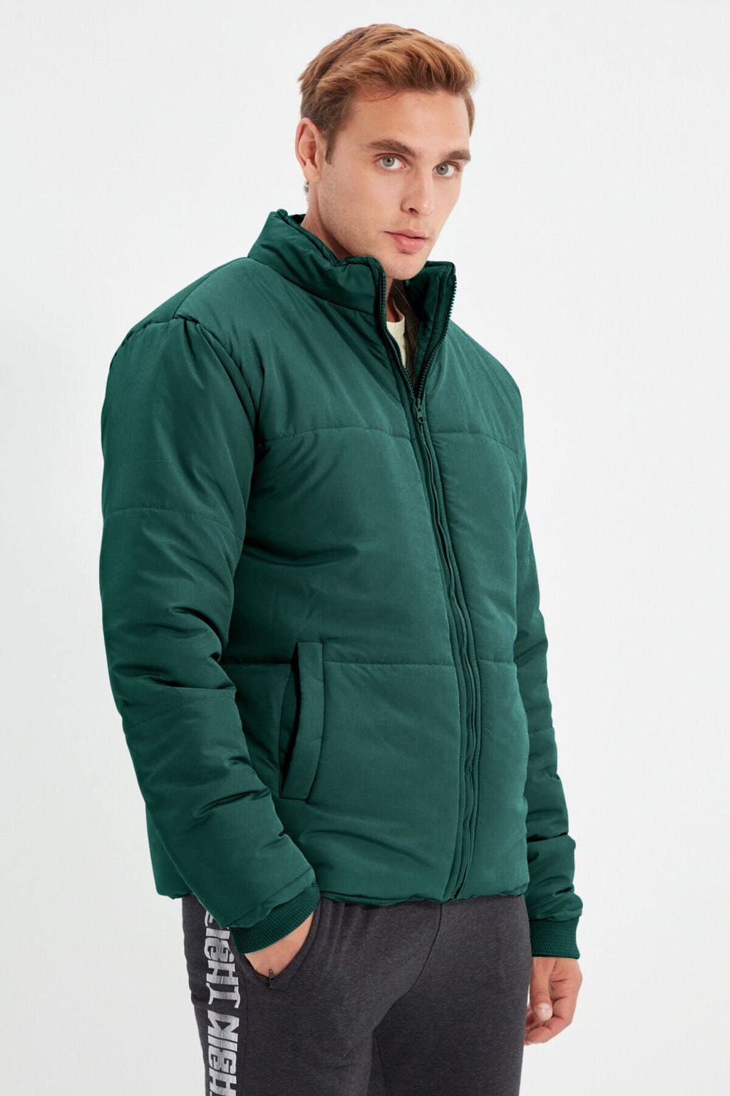 TRENDYOL MAN Koyu Yesil Regular Fit Cepli Ruzgara ve Suya Dayan?kl? Sisme Mont TMNAW22MO0091 - Trendyolmilla фото 19