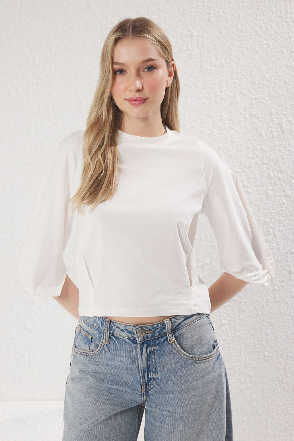 TRENDYOLMILLA Ekru %100 Pamuk Regular/Normal Kal?p Kol Detayl? Orme T-Shirt TWOSS25TS00065