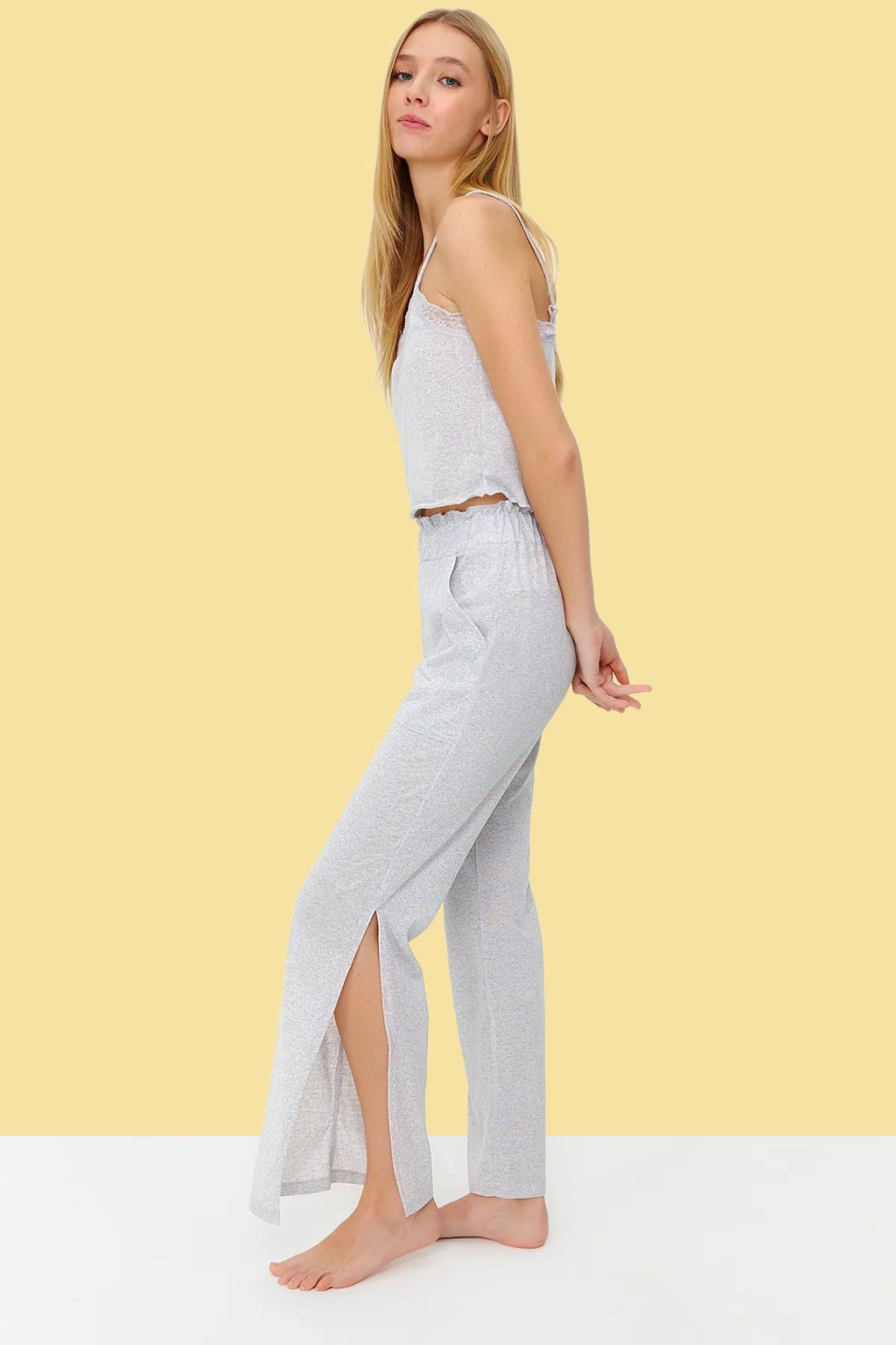 Trendyolmilla Gri Melanj Dantelli, F?rf?r ve Y?rtmac Detayl? Ip Ask?l? Orme Pijama Tak?m? THMSS24PT00005