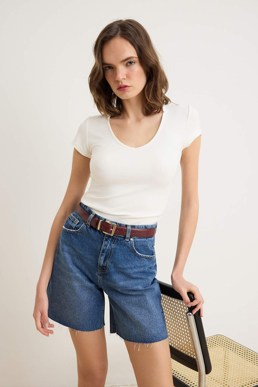 Ekru Duz Fitted V Yaka Ay Kol K?sa Yumusak Orme T-Shirt TWOSS26TS00243 - Trendyolmilla фото 2