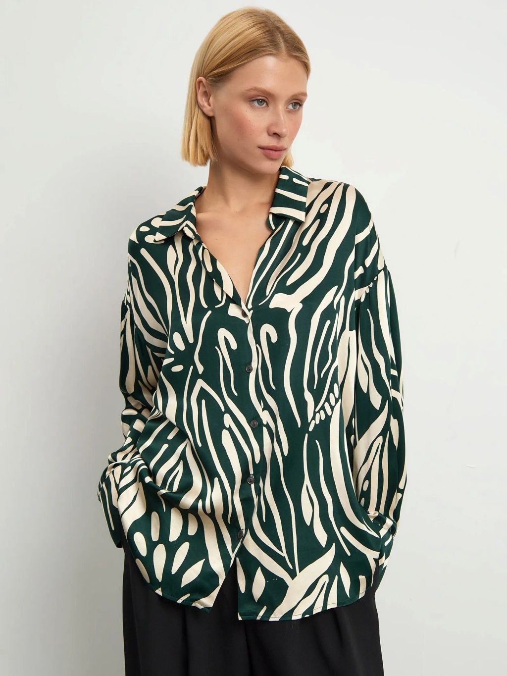 EMKA / Рубашка из скользящей, шелковистой вискозы.  фото 2