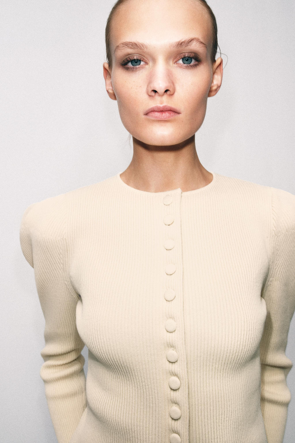 CHAQUETA PUNTO MANGA ABULLONADA / Crudo medio - Zara фото 6