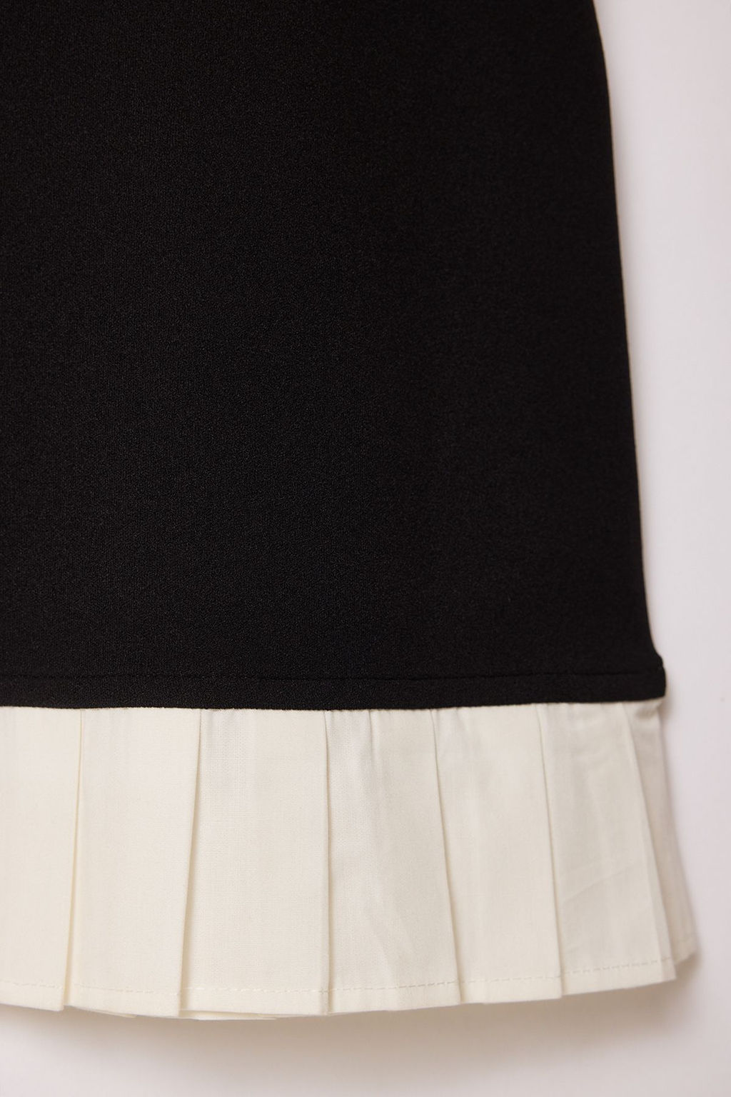 Siyah Etek Ucu F?rf?rl? S?f?r Kol Bisiklet Yaka Skater/Belden Ac?lan idi Orme Elbise TWOSS25EL00235