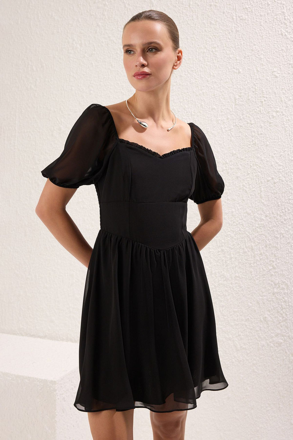 Siyah Duz Etegi Belden Ac?lan Balon Kol Mini Dokuma Elbise TWOSS25EL00276 - Trendyolmilla фото 2