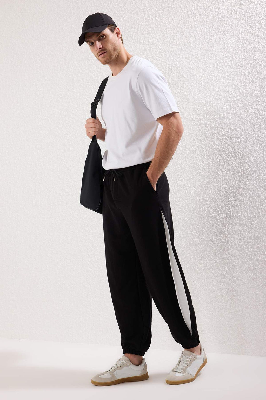 TRENDYOL MAN Siyah Un?sex Oversize/Genis Kesim Tas Panel Detayl? Esofman Alt? TMNSS25EA00004 - Trendyolmilla фото 2