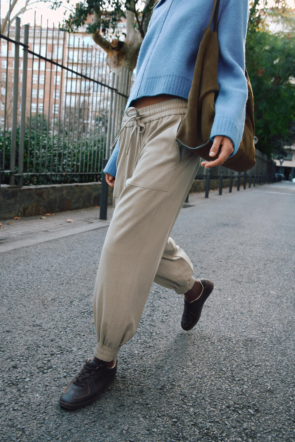 JOGGING TROUSERS WITH ELASTICATED CUFFS - Zara фото 10