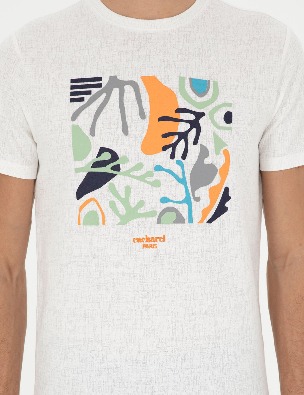 Белая приталенная футболка с круглым вырезом