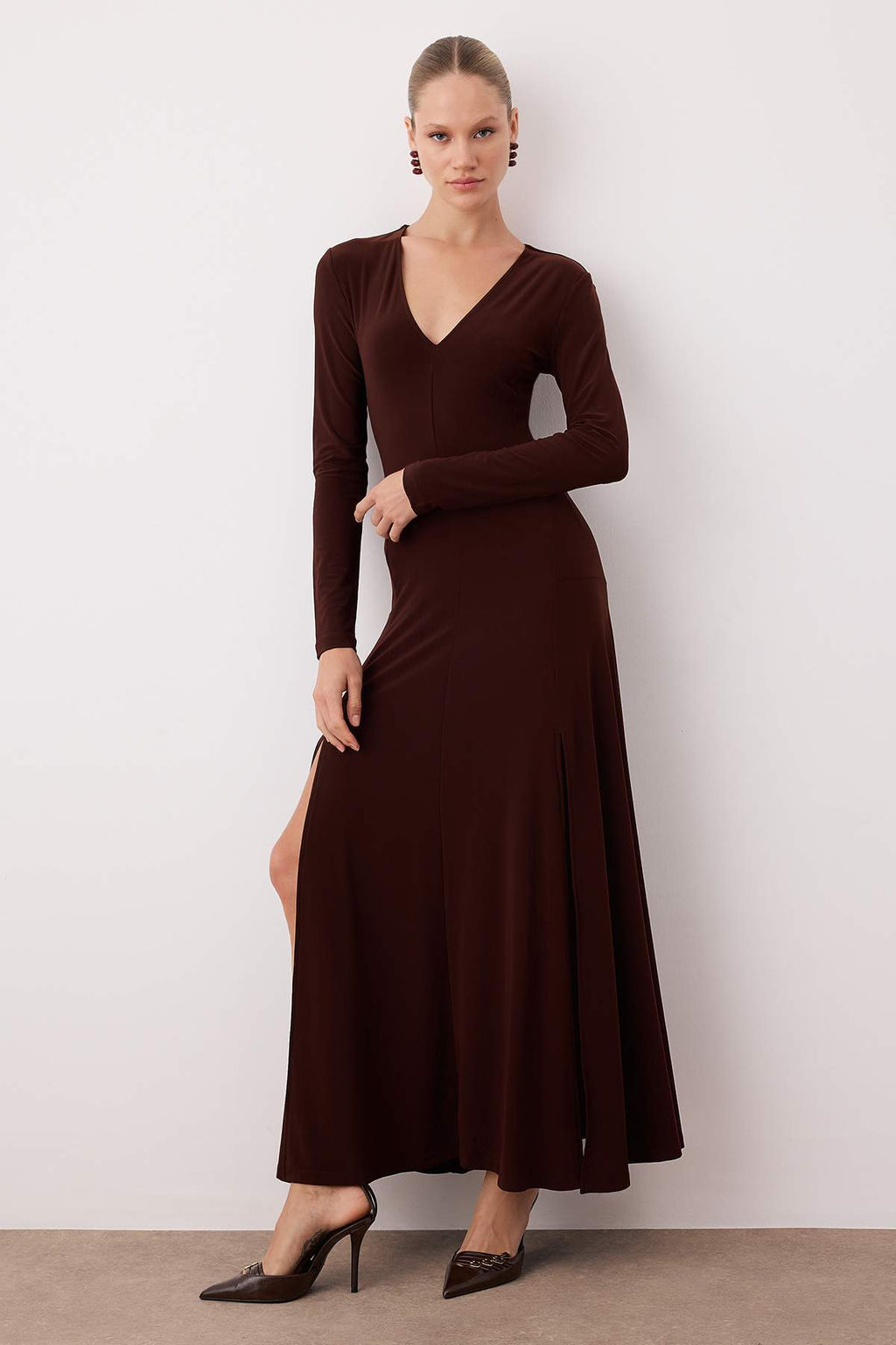 Limited Edition Kahverengi V Yaka Skater/Belden Ac?lan Esnek Maxi Orme Elbise TWOAW25EL00299