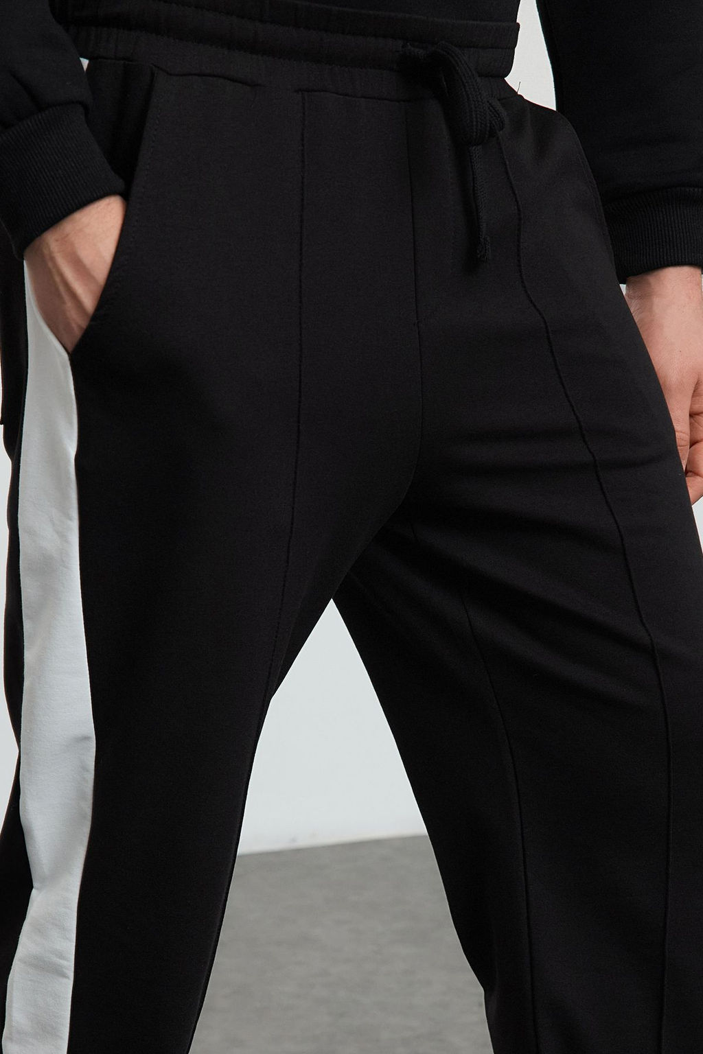 TRENDYOL MAN Siyah Oversize/Genis Kesim Ac?k Paca Renk Bloklu Esofman Alt? TMNAW25EA00006 - Trendyolmilla фото 4