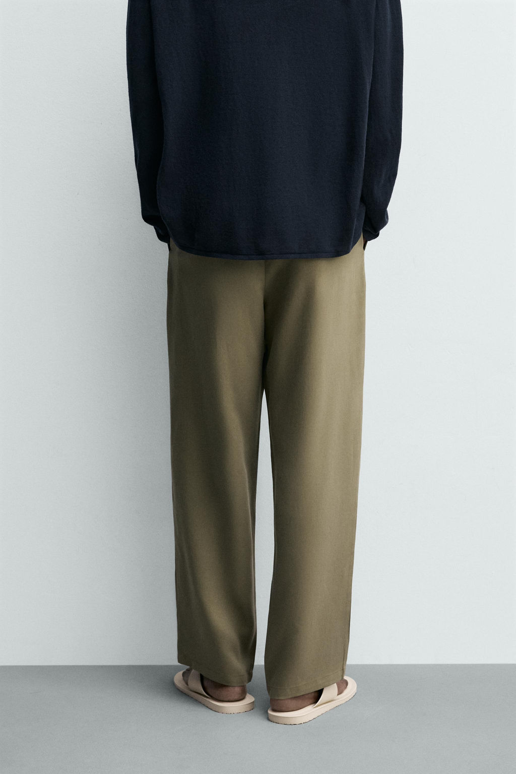 PANTAL?N FLUIDO RELAXED FIT / Oliva