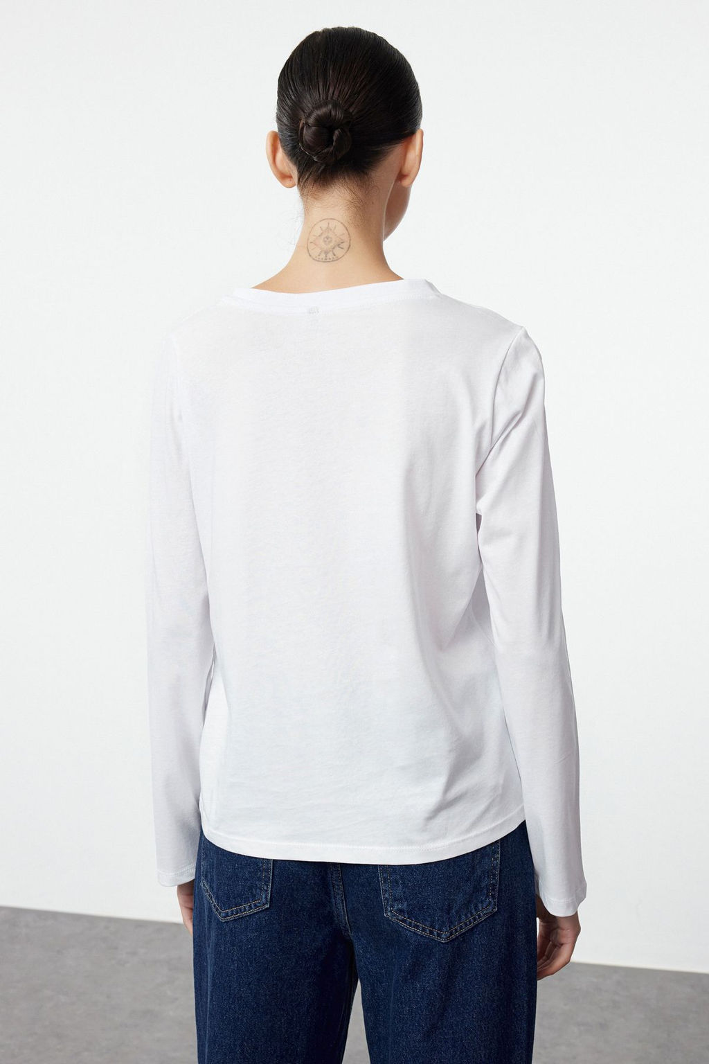 Trendyolmilla Siyah-Beyaz 2li Paket %100 Pamuk V Yaka Regular/Normal Kesim Orme T-Shirt TWOAW25TS00002 фото 5