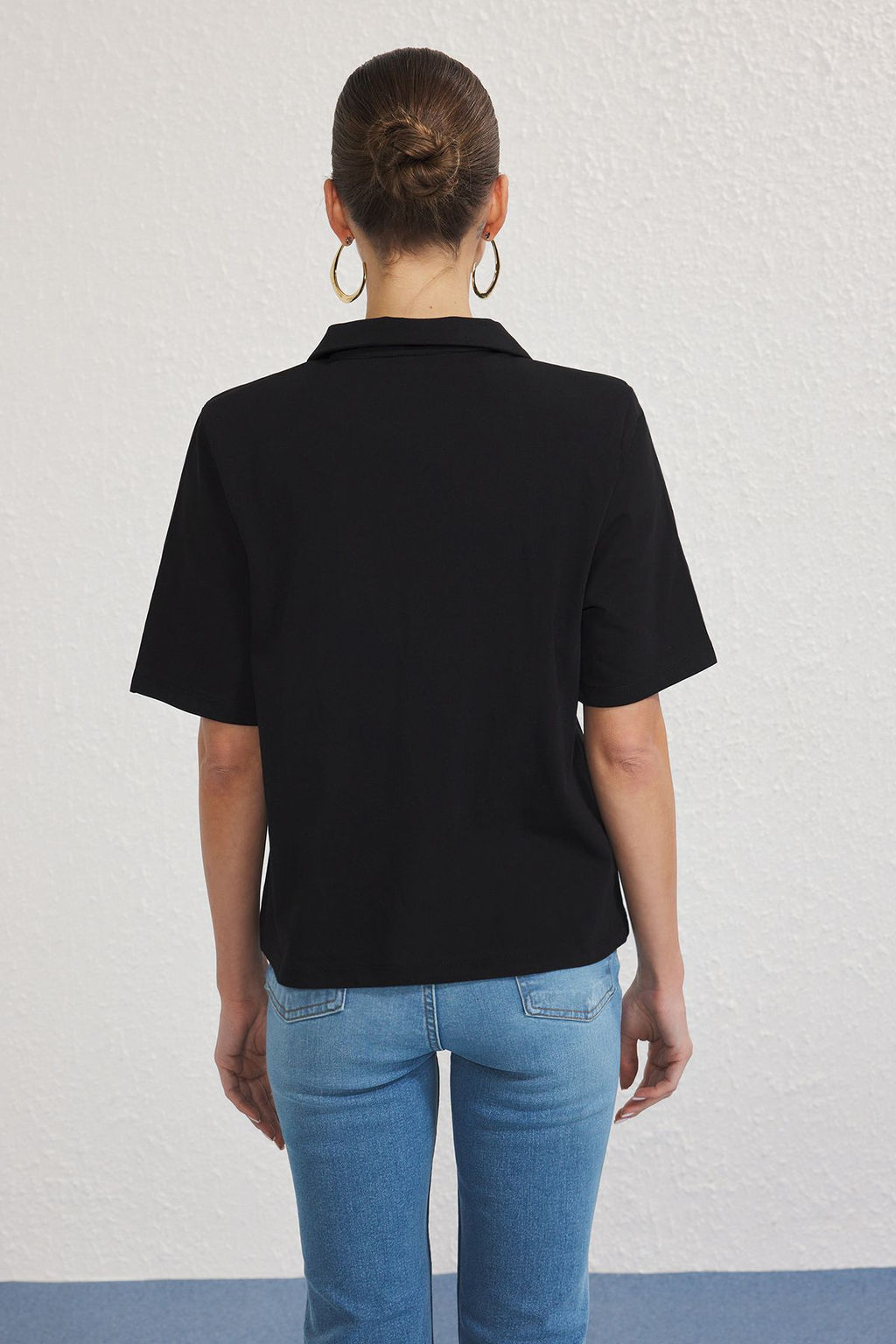 Siyah Kal?n Pamuklu Vatkal? Polo Yaka Regular/Normal Kal?p Orme T-Shirt TWOSS25TS00195