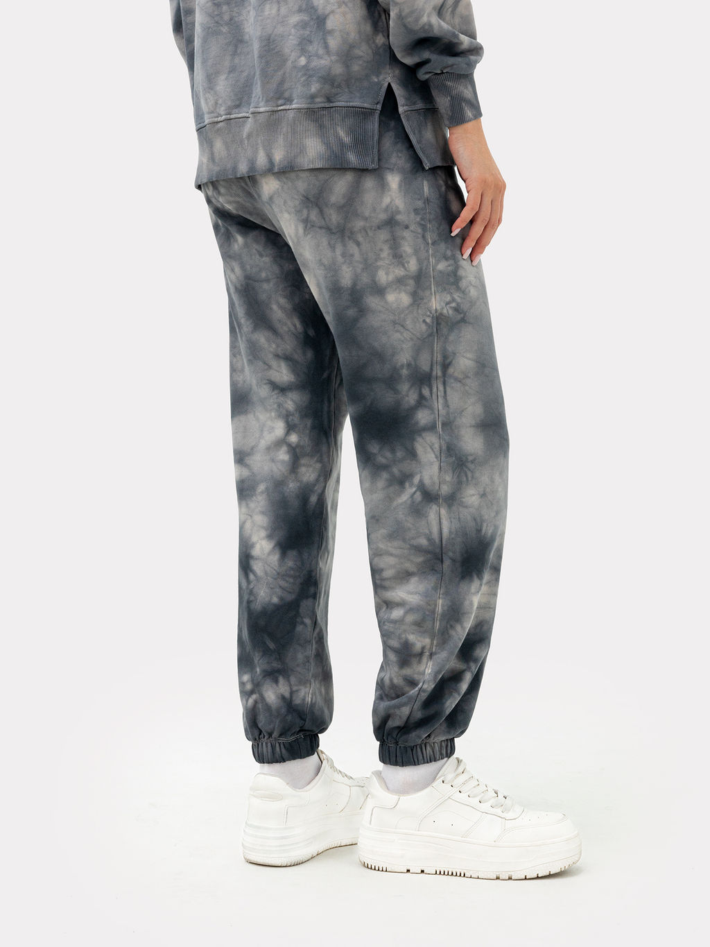 Брюки женские в технике тай-дай песочный 382490 - Mark formelle фото 3