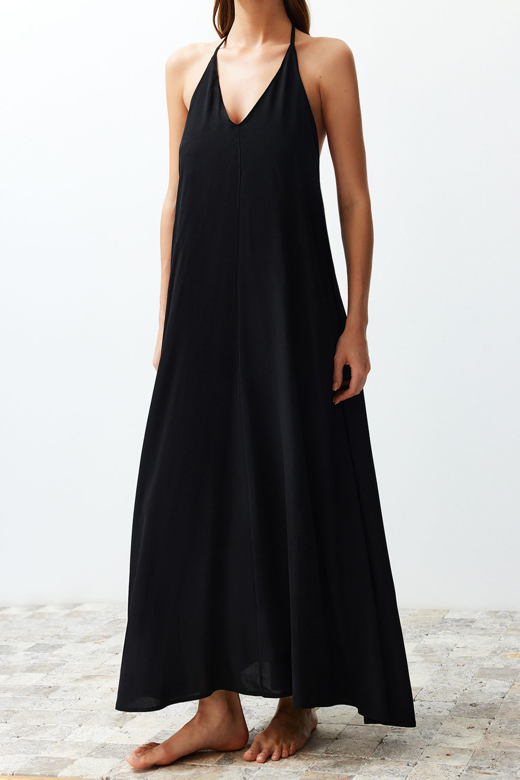 Plaj Giyim Siyah Dokuma S?rt Dekolteli Maxi Elbise TBESS24EL00022