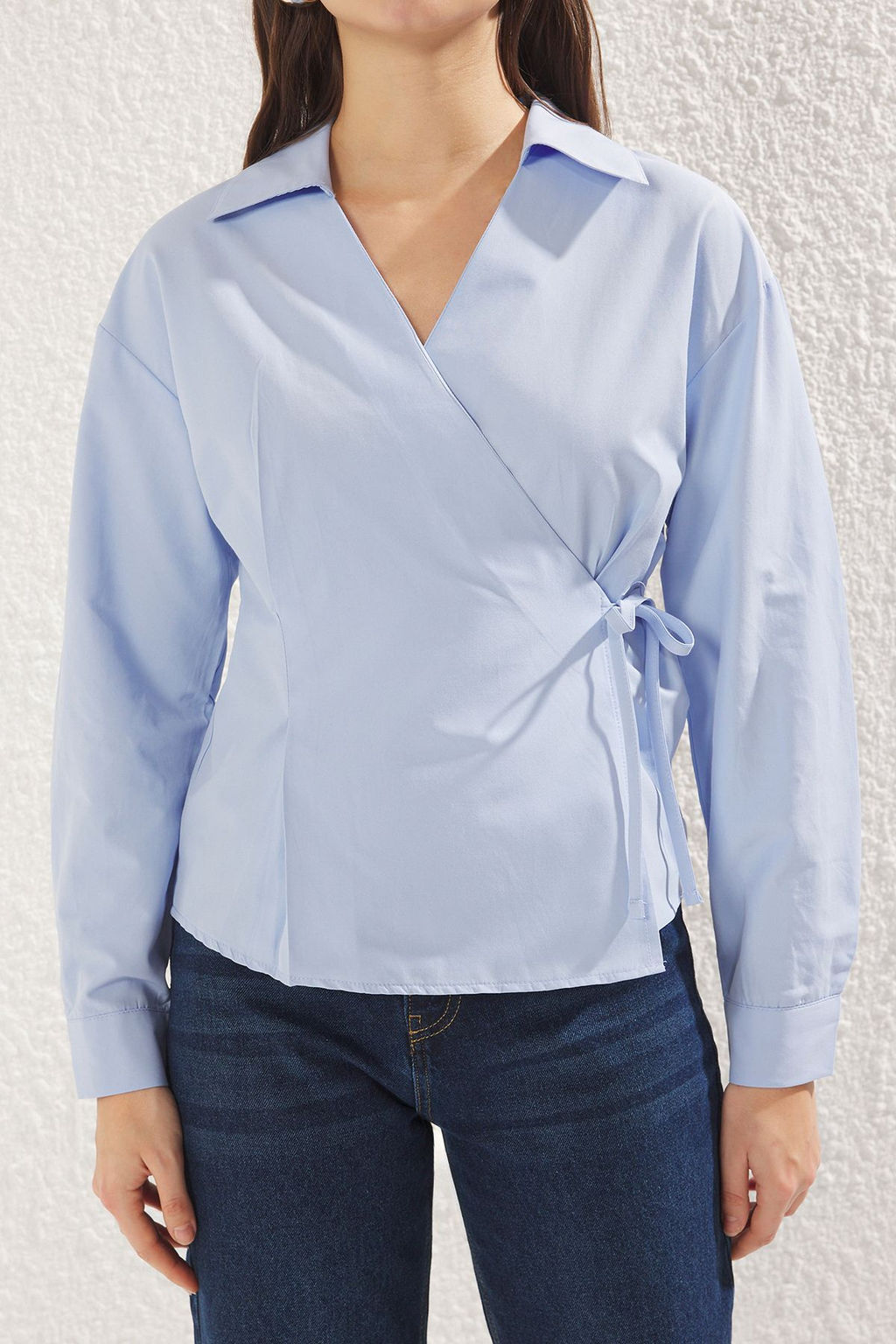 TRENDYOLMILLA Mavi Kruvaze Kapama Baglama Detayl? Regular Normal Kal?p Dokuma Gomlek TWOSS25GO00029  фото 3