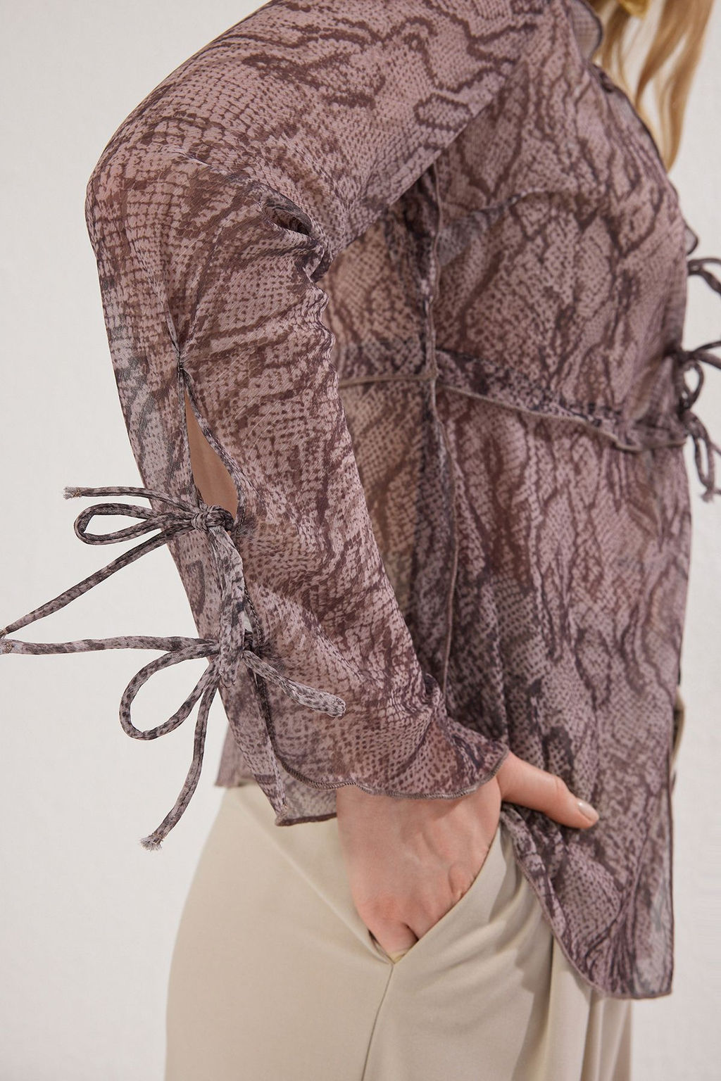 Trendyolmilla Vizon Y?lan Desenli Sifon Transparan Baglama Detayl? Dokuma Bluz TWOSS25BZ00427