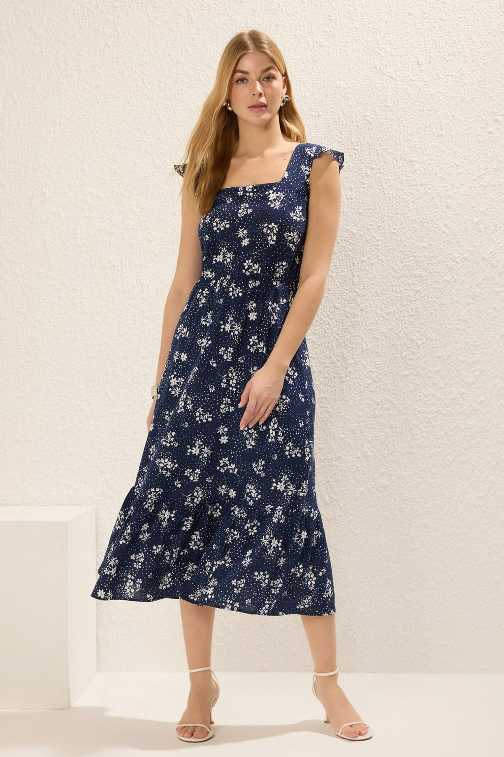 Koyu Lacivert Cicekli Etegi Belden Ac?lan F?rf?rl? Midi Dokuma Elbise TWOSS20EL3331