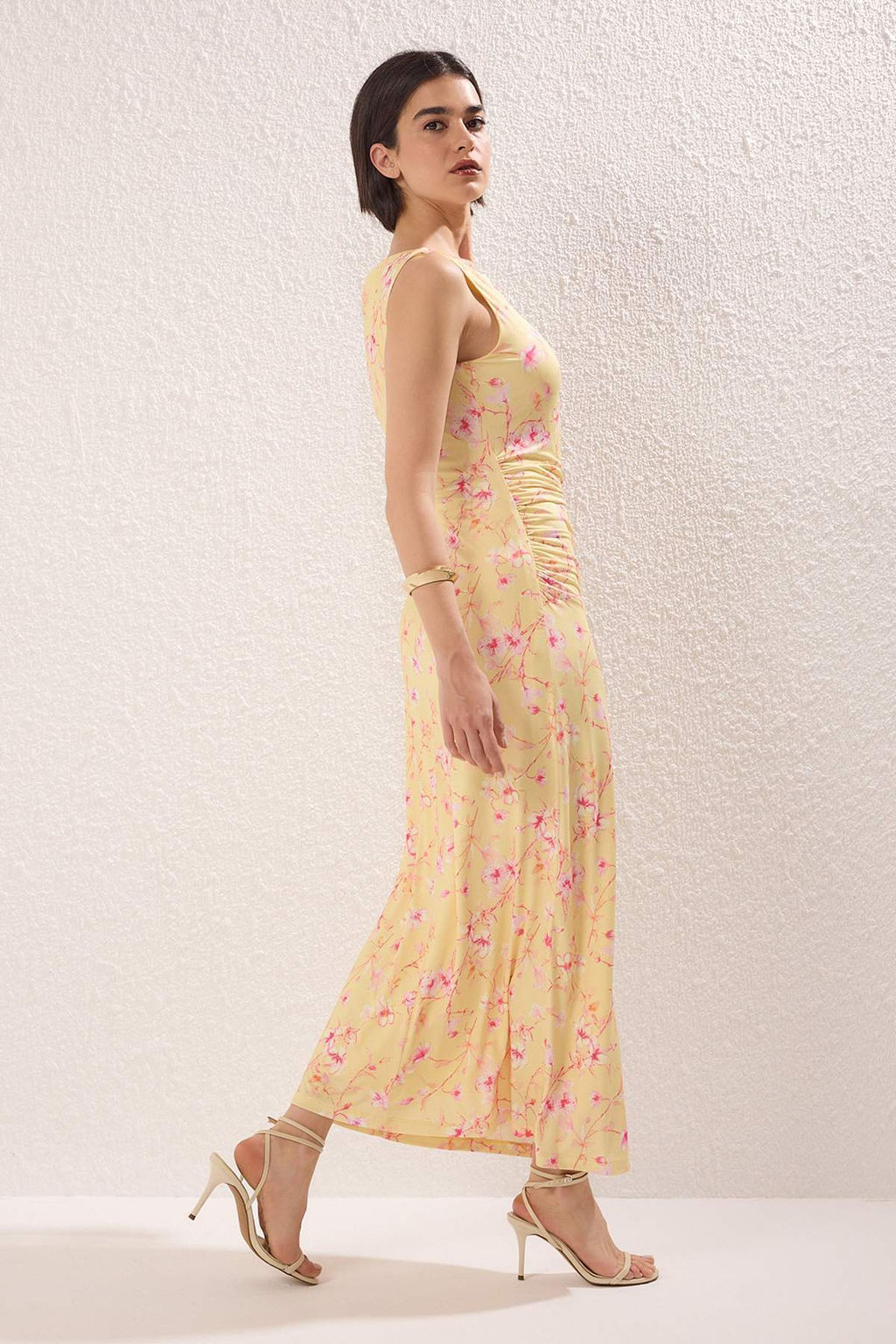 Turuncu Cicek Bask?l? Parlak Yuzeyli Kay?k Kaya Vucuda Oturan Esnek Orme Kalem Elbise TWOSS24EL00528