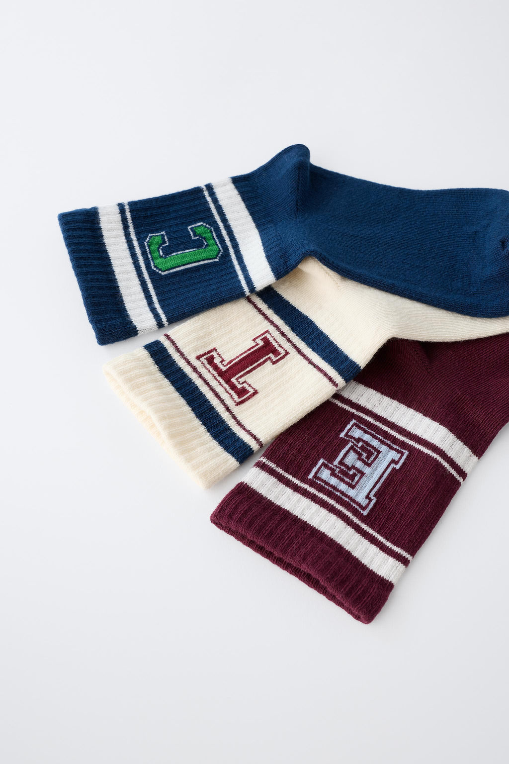 PACK TRES CALCETINES MEDIOS RAYAS VARSITY / Burdeos - Zara фото 2