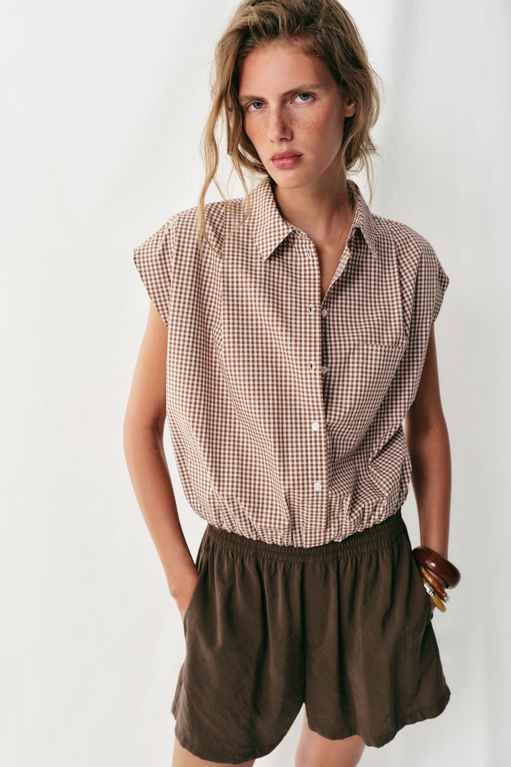 CAMISA CORTA CUADRO VICHY / marron/blanco