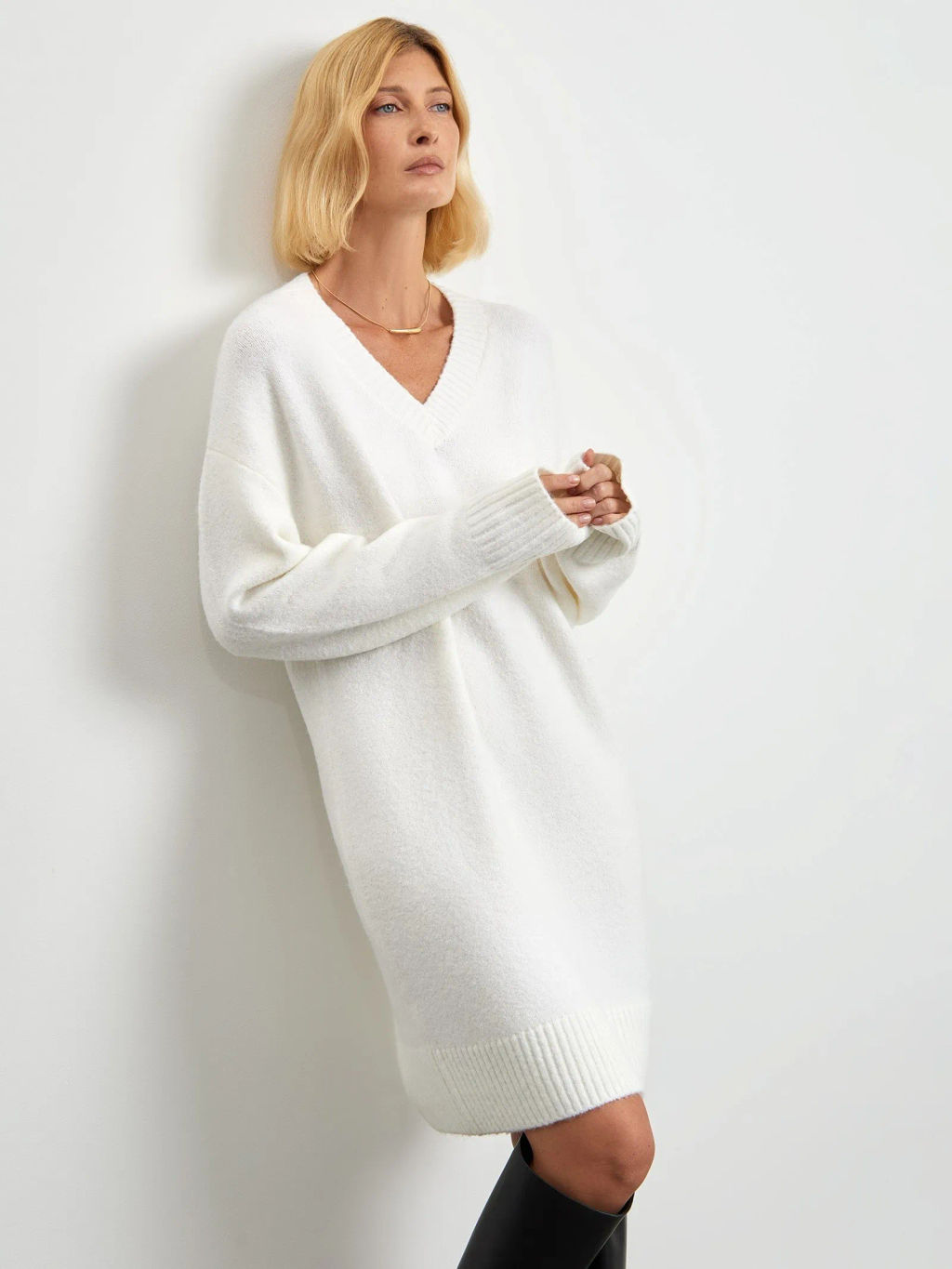 Мягкое вязаное платье-кокон в молочном цвете - Emka фото 3