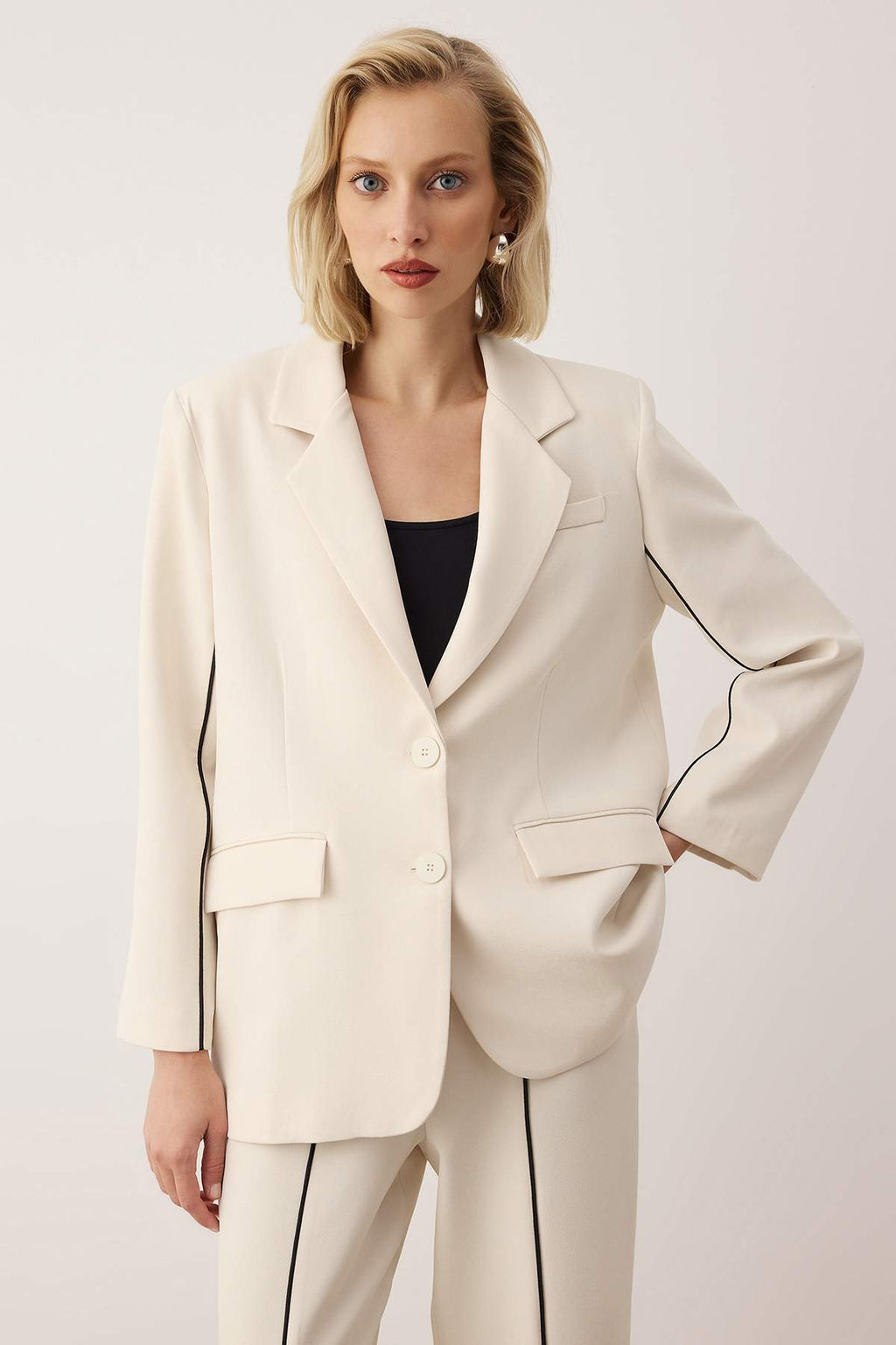 EXCLUSIVE Ozel Koleksiyon Ekru Biye Detayl? Oversize Blazer Ceket TWOAW26BC00053 - Trendyolmilla фото 2