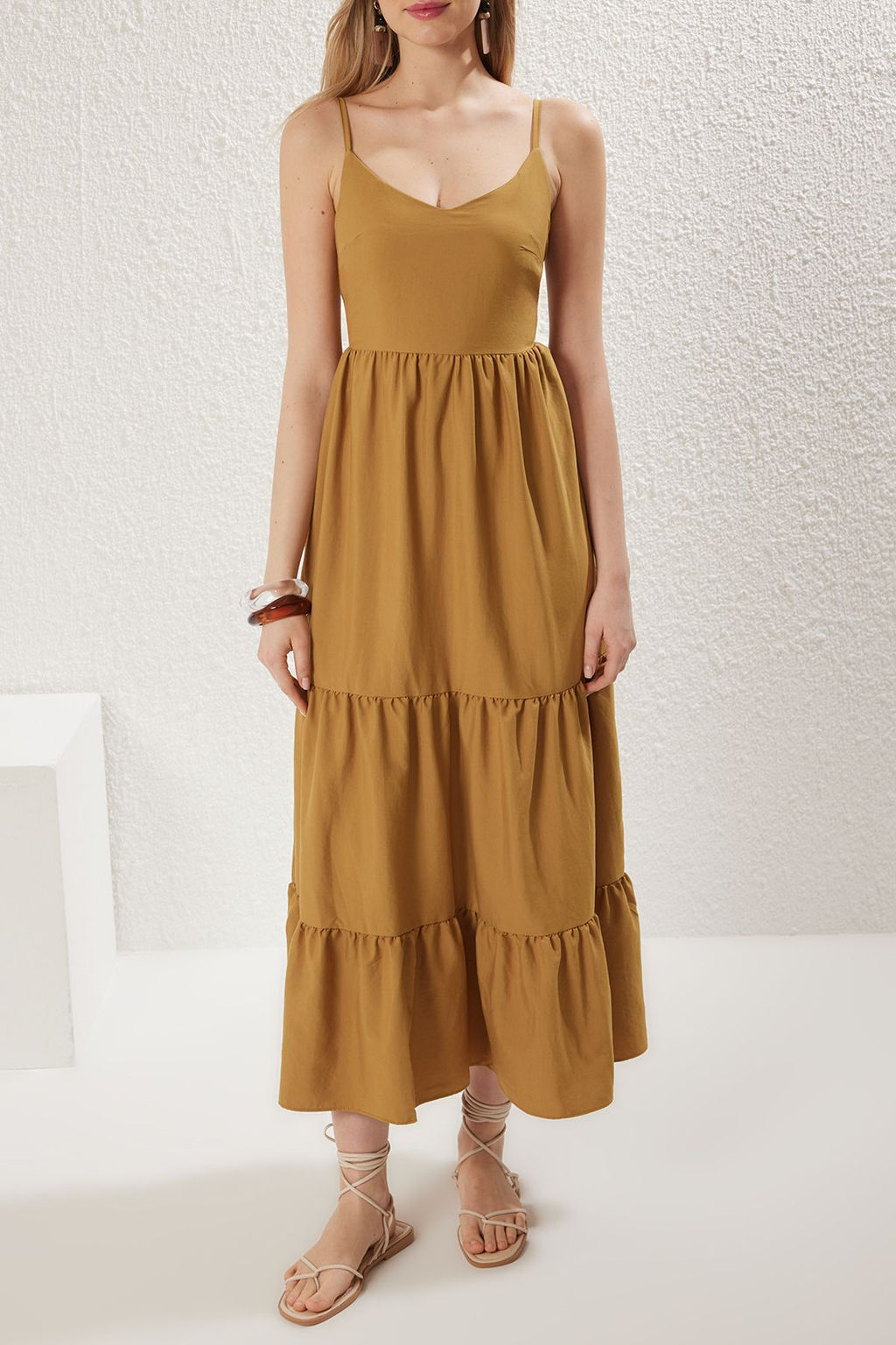 TRENDYOLMILLA Gul Kurusu Etegi Volanl? S?rt Baglama Detayl? Ask?l? Maxi Dokuma Elbise TWOSS23EL00027  фото 3