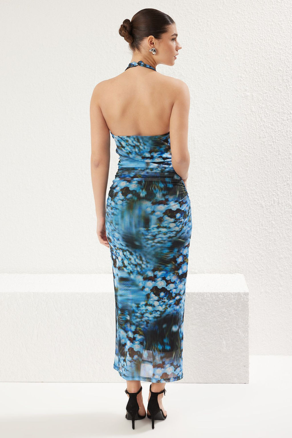 Mavi Soyut Bodycone/Vucuda Oturan Halter Yaka Maxi Orme Elbise TWOSS25EL00085 - Trendyolmilla фото 6