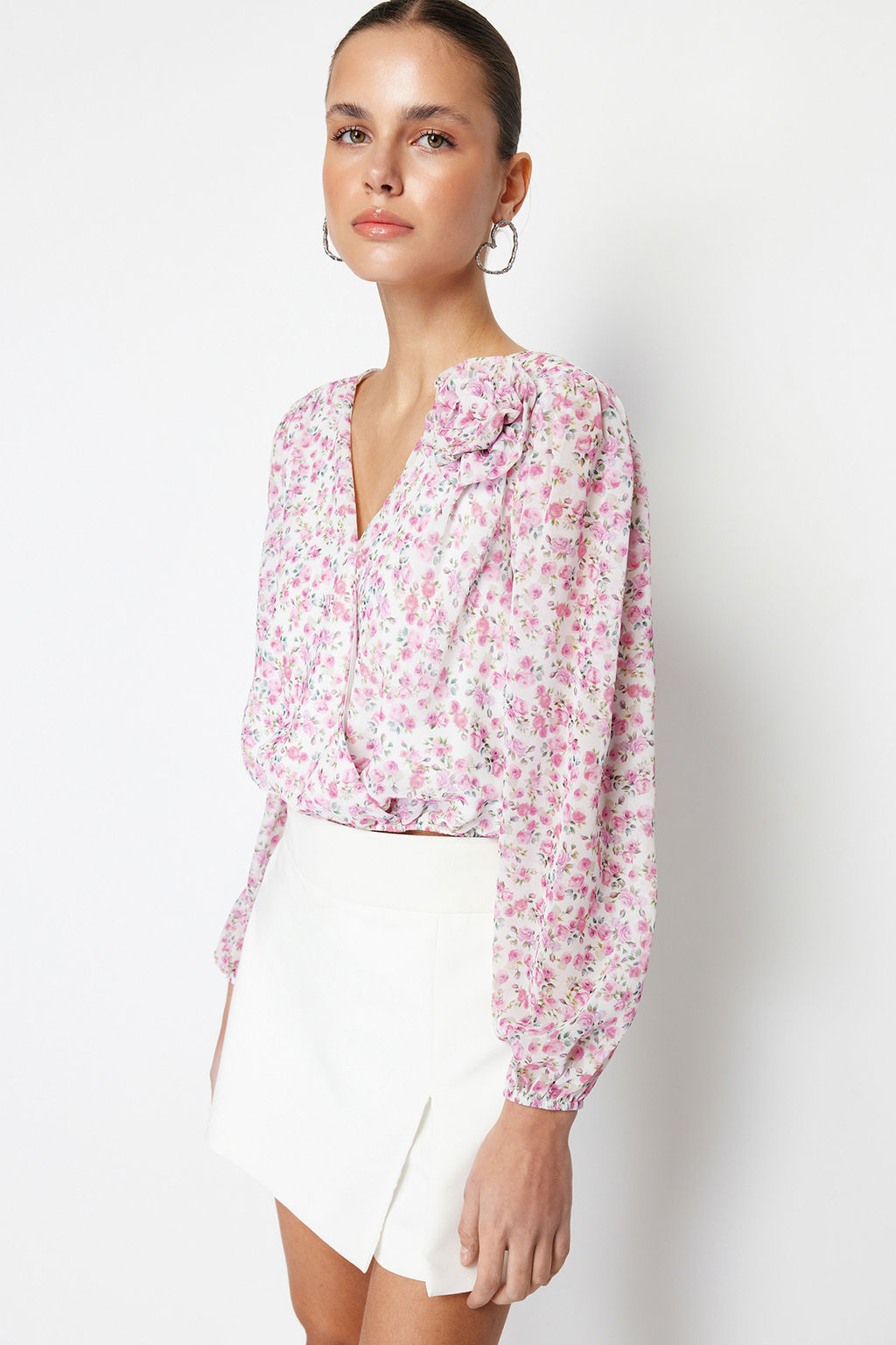 Pembe Crop Astarl? Gul Detayl? Cicekli Sifon Dokuma Bluz TWOSS24BZ00344 - Trendyolmilla фото 2