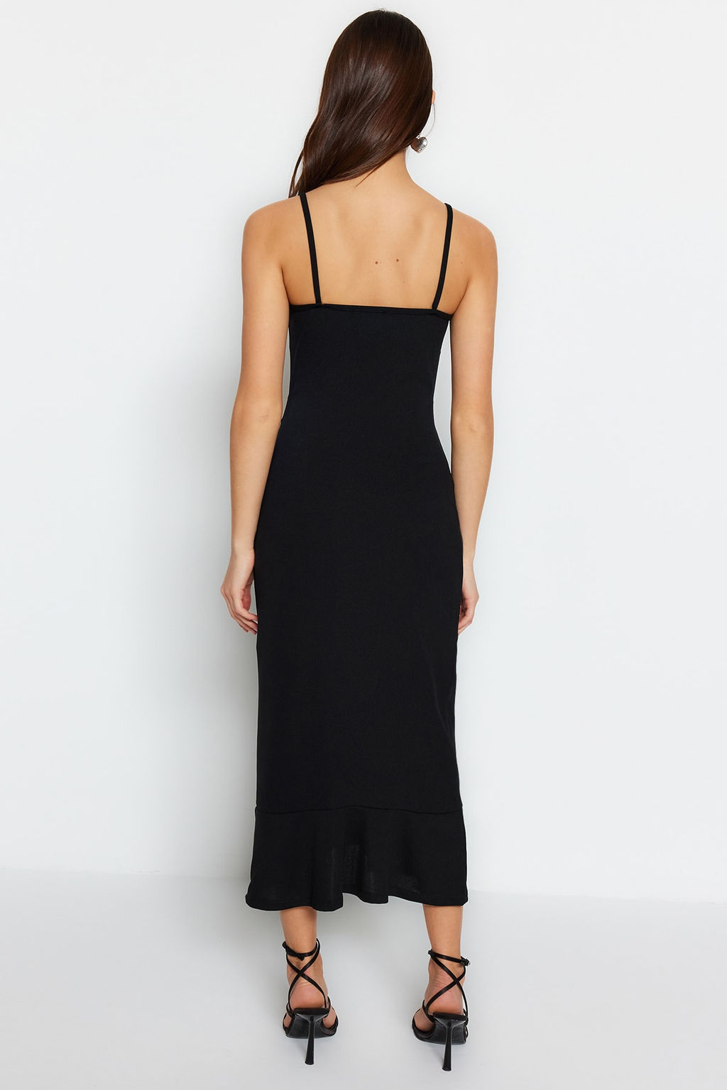 TRENDYOLMILLA Siyah Krep Vucuda Oturan Ask?l? Cut Out Detayl? Volanl? Kalp Yaka Mini Orme Elbise TWOSS23EL02097 фото 6