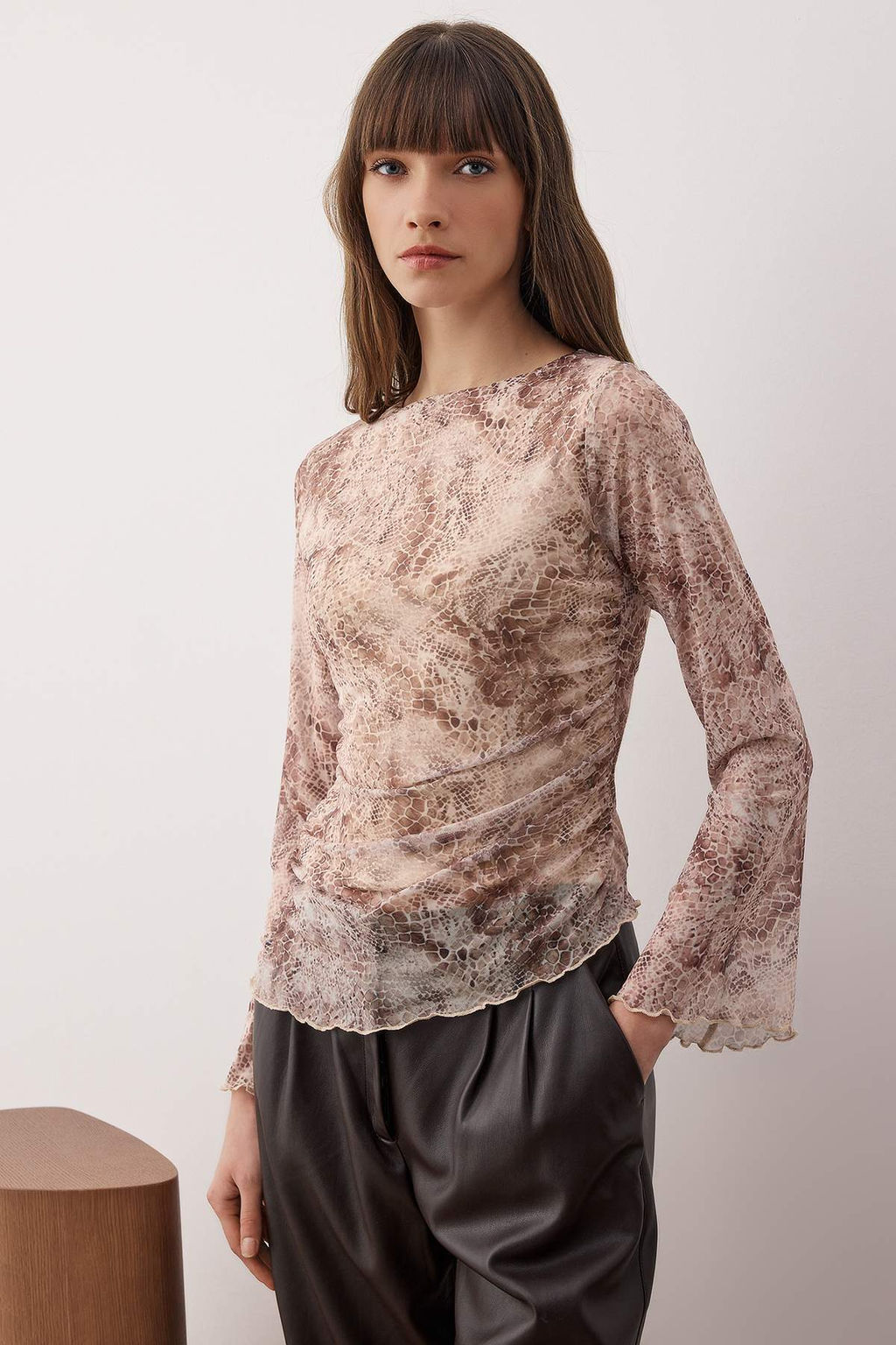 Ekru Soyut Animal Kay?k Yaka Asimetrik Detayl? Fitted/vucuda Oturan Orme Bluz TWOAW26BZ00128