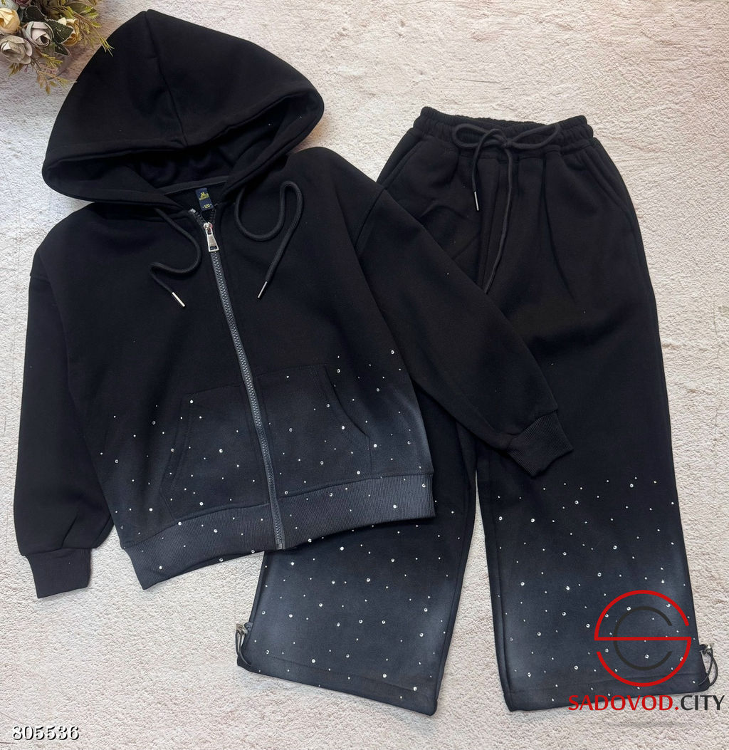 Спортивный костюм со стразами