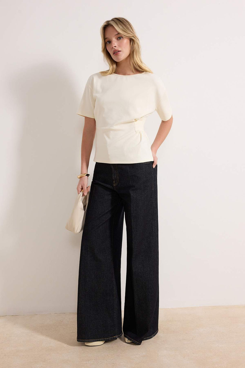 Ekru Fitted/Vucuda Oturan Kay?k Yaka Dusuk Kol K?sa Kollu Interlok Orme Bluz TWOSS26BZ00193 - Trendyolmilla фото 2