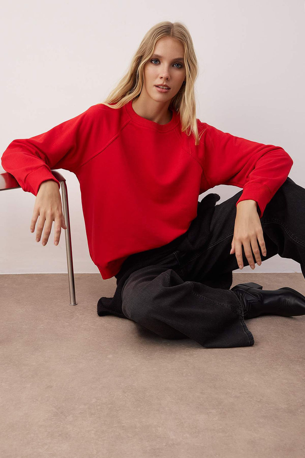 K?rm?z? Relaxed/Rahat Kal?p Basic Reglan Kol Bisiklet Yaka Orme Sweatshirt TWOAW26SW00030 - Trendyolmilla фото 2