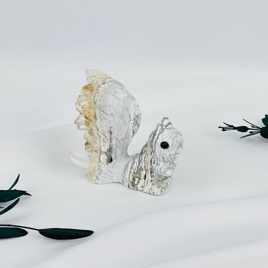 Белка из камня с друзами Горного Хрусталя - Радуга самоцветов фото 4