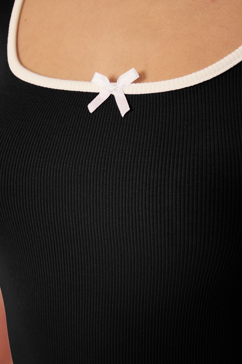 Trendyolmilla Ekru Fiyonklu Kontrast Biye Detayl? Fitted/Vucuda Oturan Fitilli Esenk Orme Bluz TWOSS25BZ00047  фото 14
