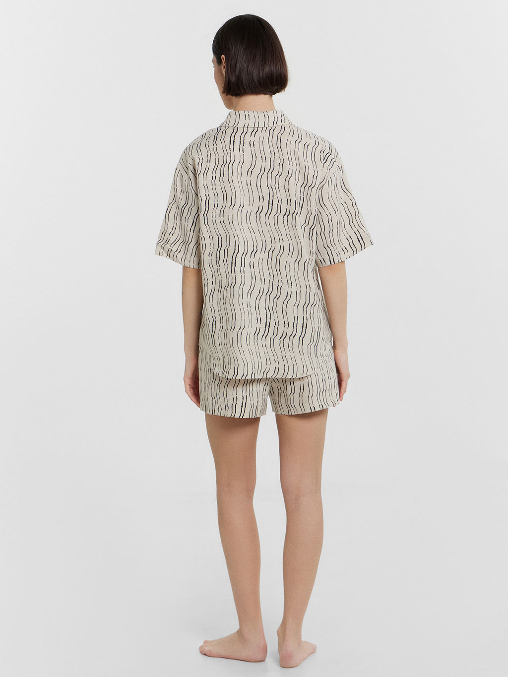 КОМПЛЕКТ ЖЕНСКИЙ (ЖАКЕТ, ШОРТЫ) полоски на молочном 592498