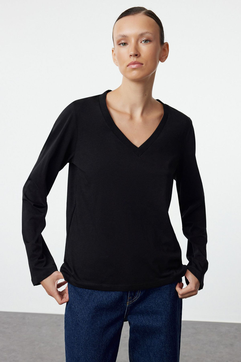 Trendyolmilla Siyah-Beyaz 2li Paket %100 Pamuk V Yaka Regular/Normal Kesim Orme T-Shirt TWOAW25TS00002 фото 2