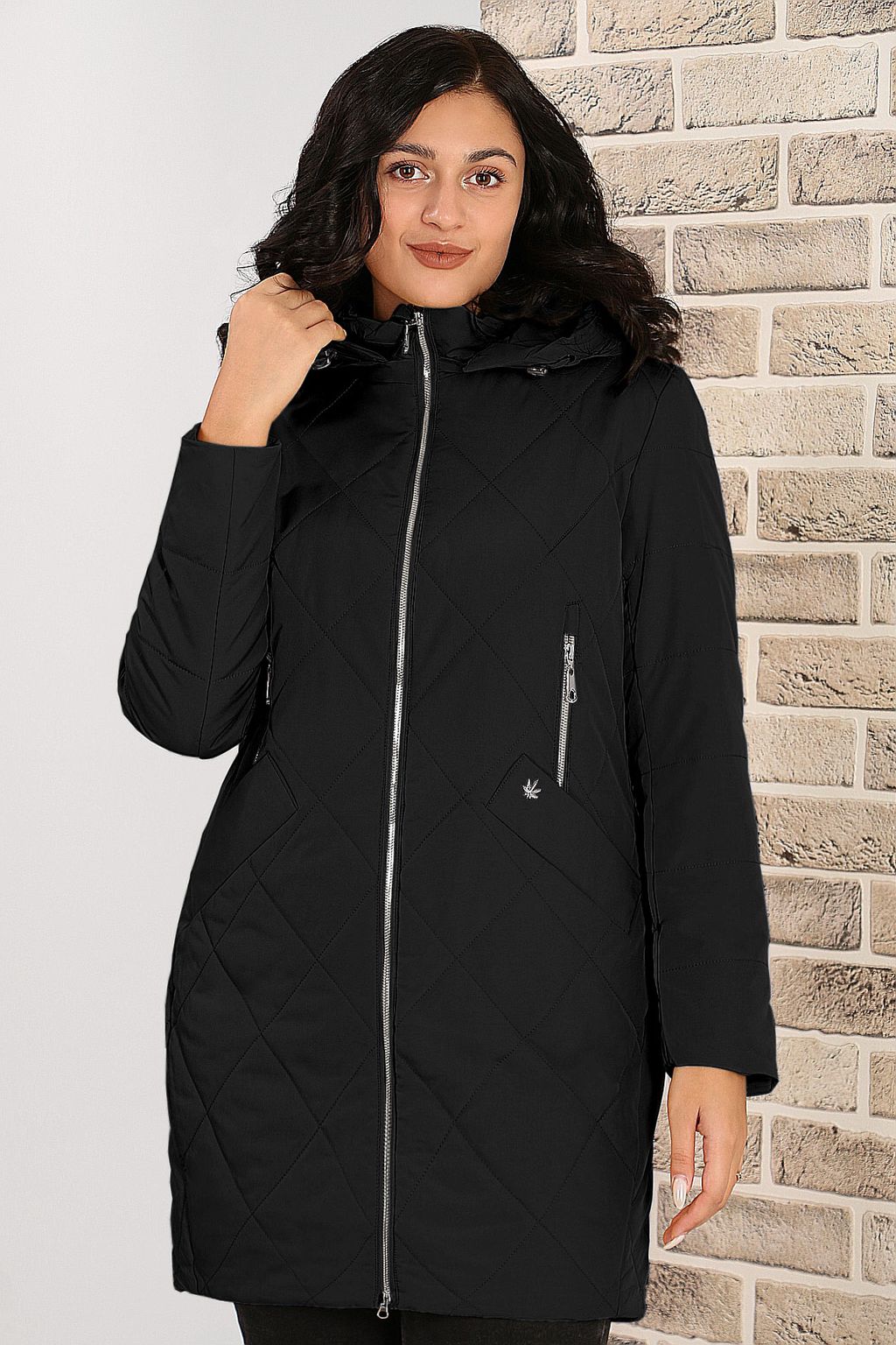 Куртка удлиненная черного цвета на молнии с капюшоном