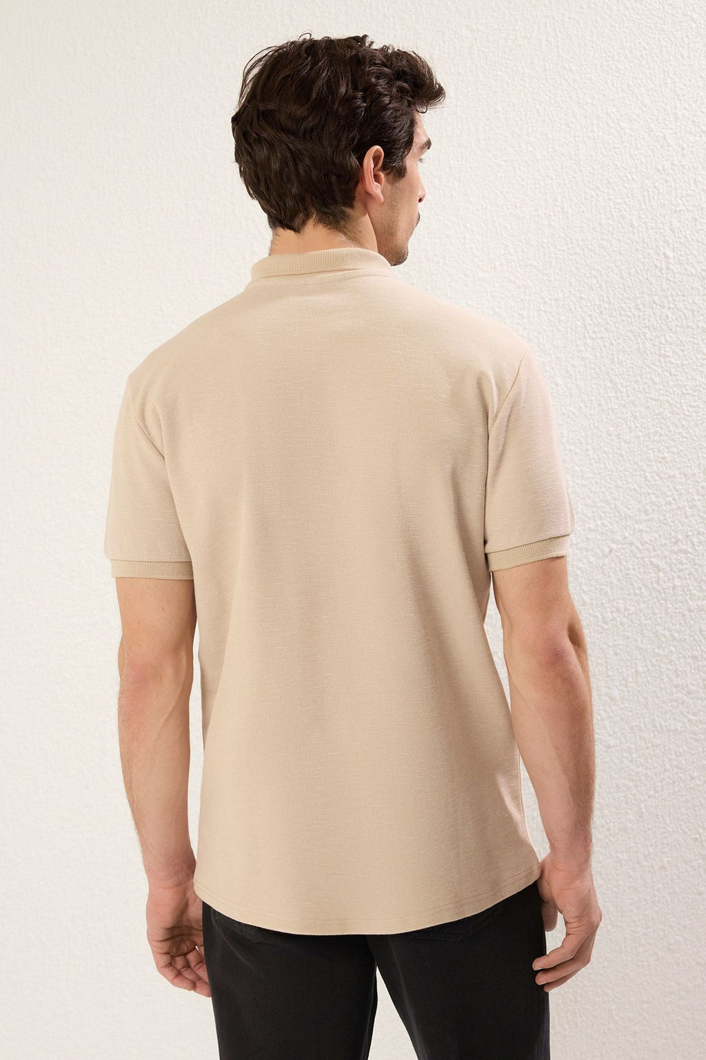 Siyah Regular/Normal Kesim Kal?n Dokulu Etiket Detayl? TMNSS25PO00002