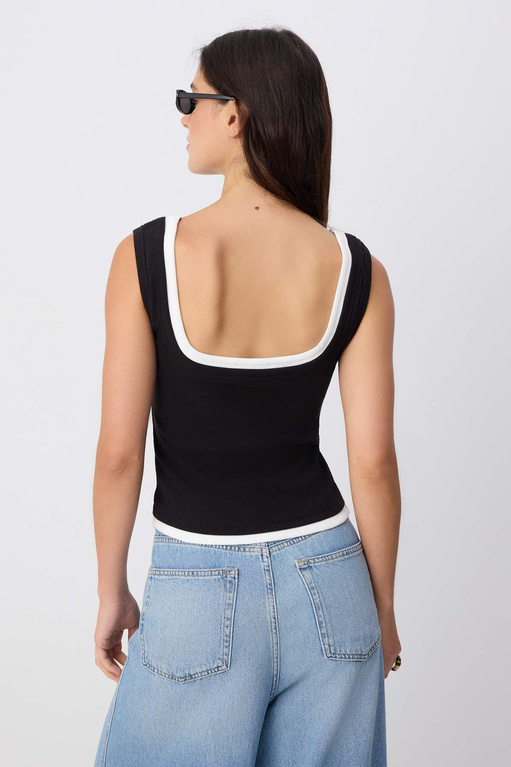 Siyah Renk Bloklu Fitted Havuz Yaka Standart Kol Kolsuz Pamuk Ribana _rme Atlet TWOSS26AL00103 - Trendyolmilla фото 4