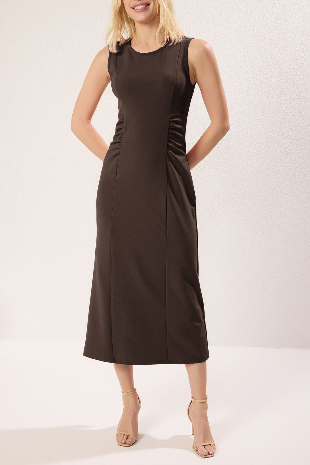 TRENDYOLMILLA Kahverengi Buzgu/Drape Detayl? Bodycone/Vucuda Oturan Ay Kol Midi Orme Elbise TWOSS25EL00229