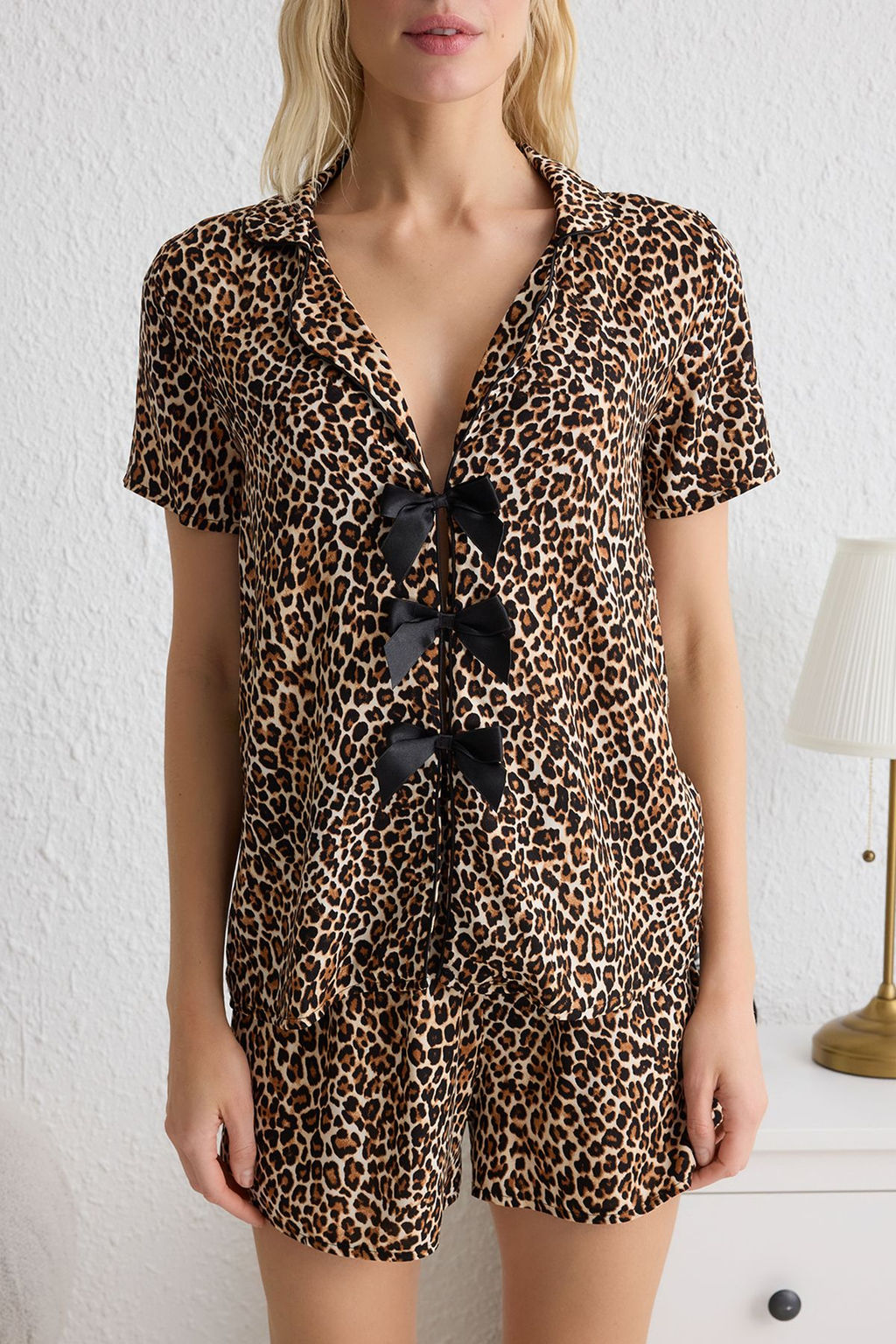 Trendyolmilla Beyaz Kurdele/Fiyonk ve Biye Detayl? Viskon Sortlu Dokuma Pijama Tak?m? THMSS24PT00290 фото 16