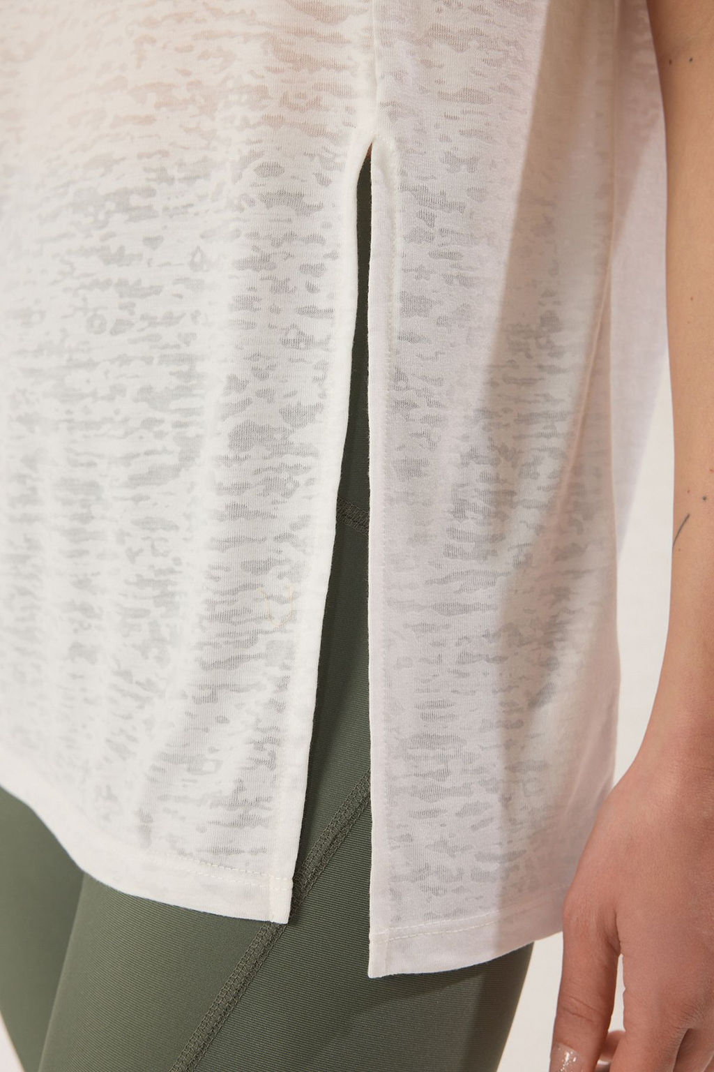 TRENDYOLMILLA Beyaz Y?rtmac Detayl? Spor Orme T-Shirt THMSS25TS00002