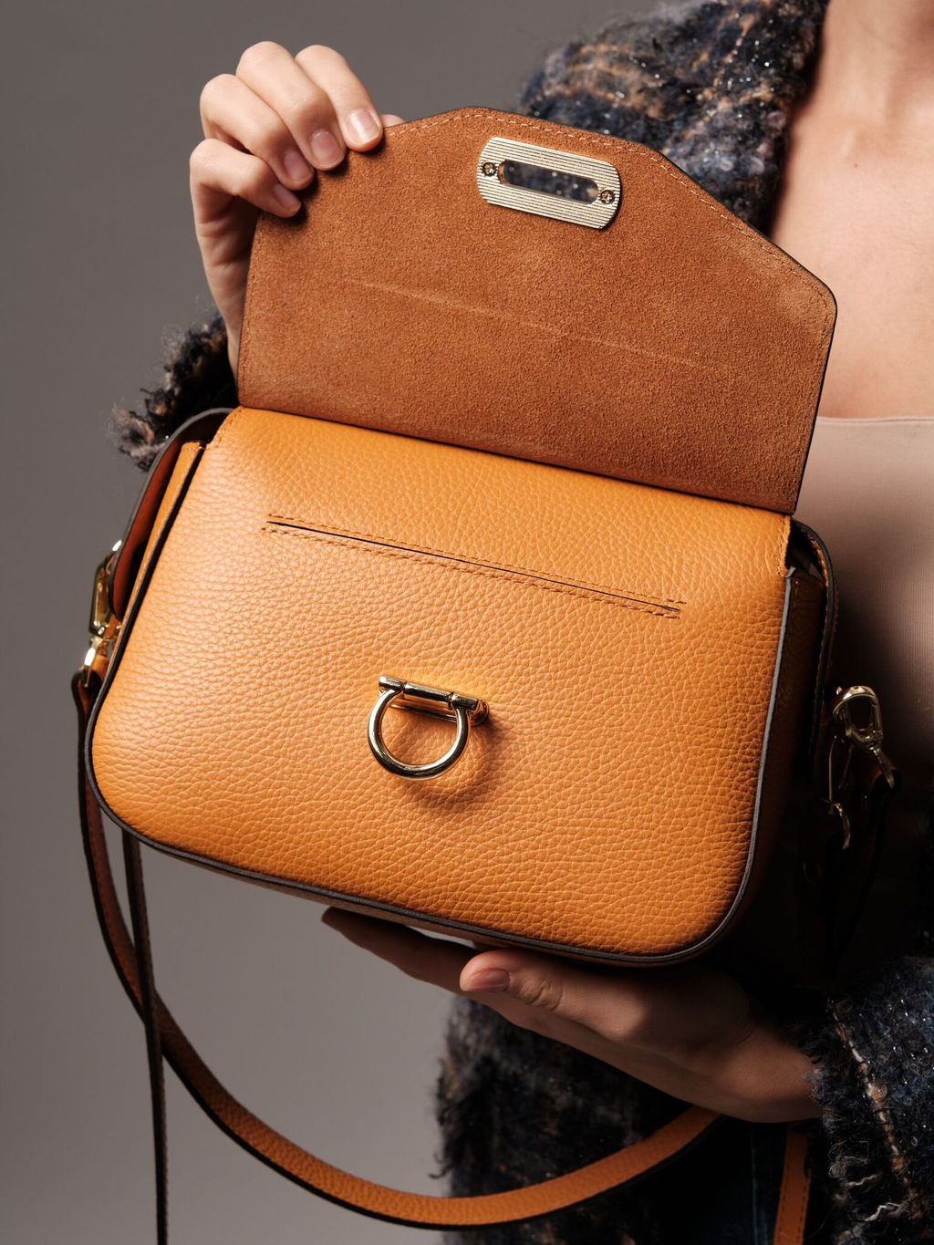 Сумка кожаная кросс-боди Azaro 3684 оранжевый карандаш