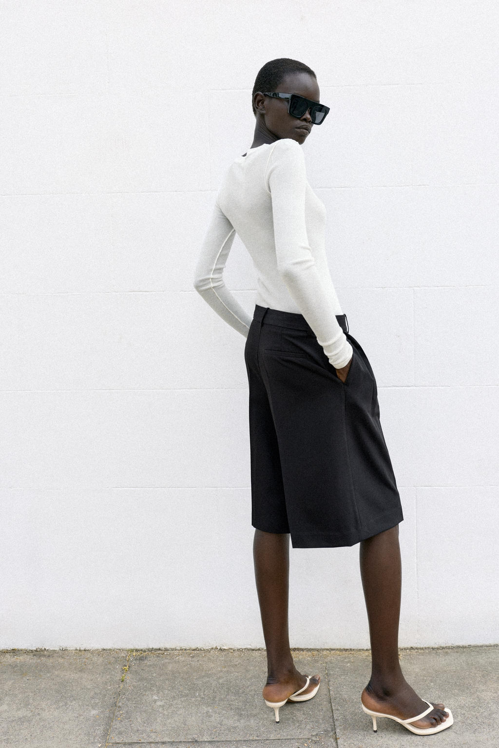 BERMUDA LARGA PLIEGUES / Negro - Zara фото 2