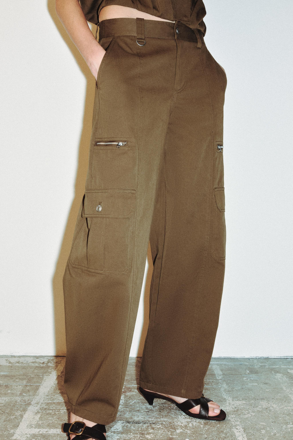 PANTAL?N BARREL BOLSILLOS CARGO SET / Khaki - Zara фото 2